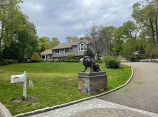 33 Roundabout Rd, Smithtown, NY 11787