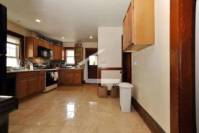 3 bed, 1.0 bath, $3,800 — Photo 4