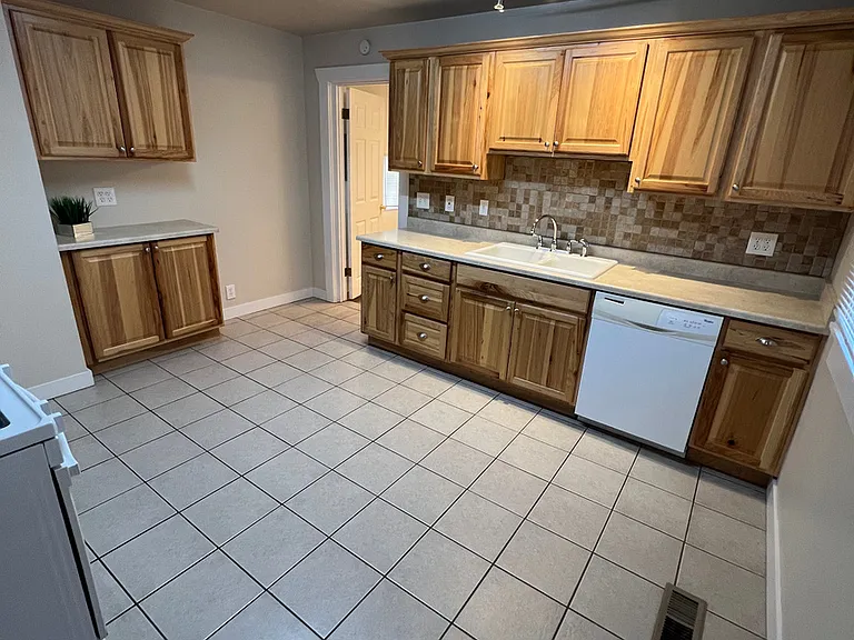2622 S Green St — Photo 9