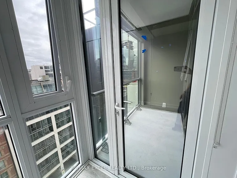 60 Princess St #914 — Photo 17