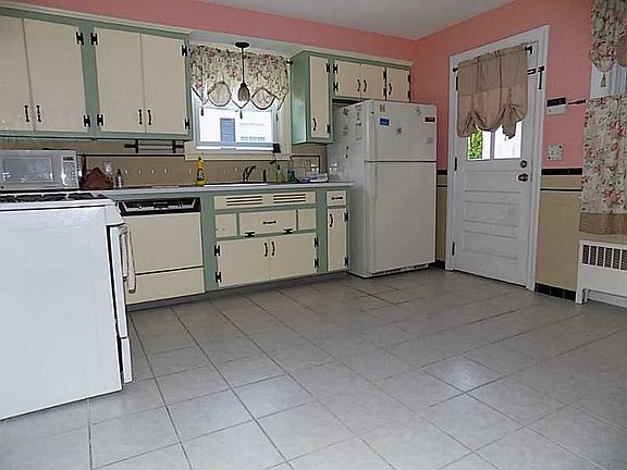 4th image of 54 Gardner Ave