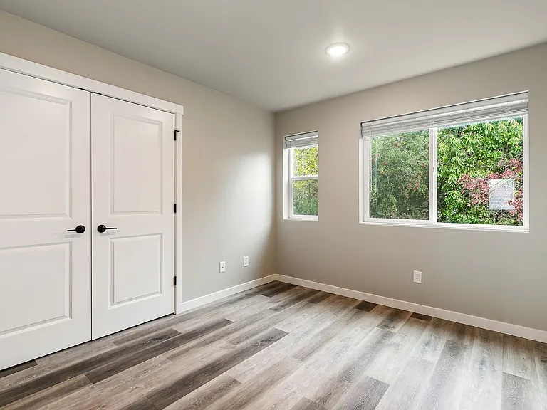 627 E St — Photo 14