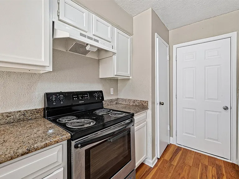 13847 Cherry Hollow Ln — Photo 22