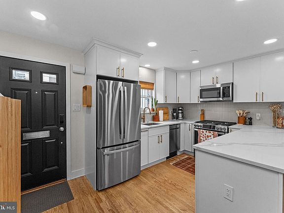 2nd image of 2125 Clymer St