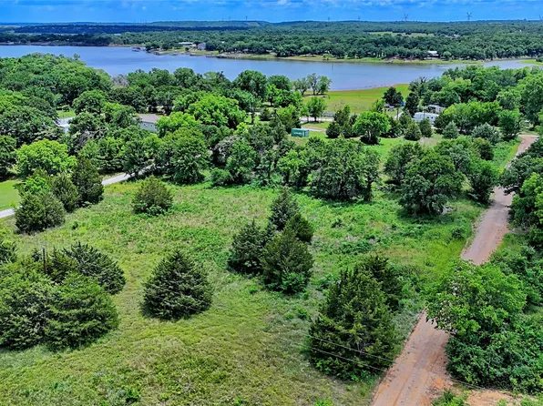 Elm St, Bowie, TX 76230