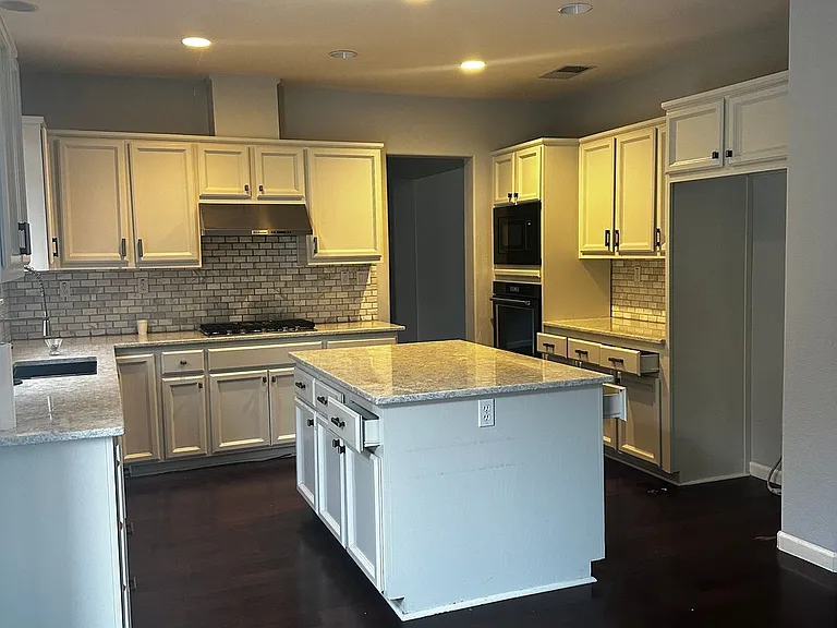 340 Lyman Cir — Photo 2