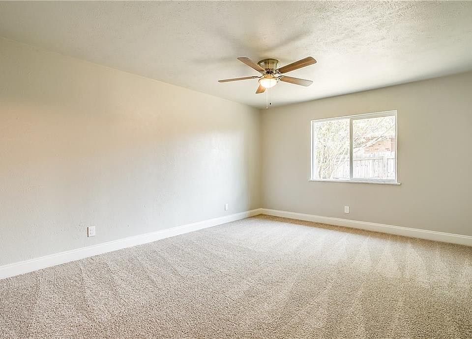 1st image of 810 Eagle Dr