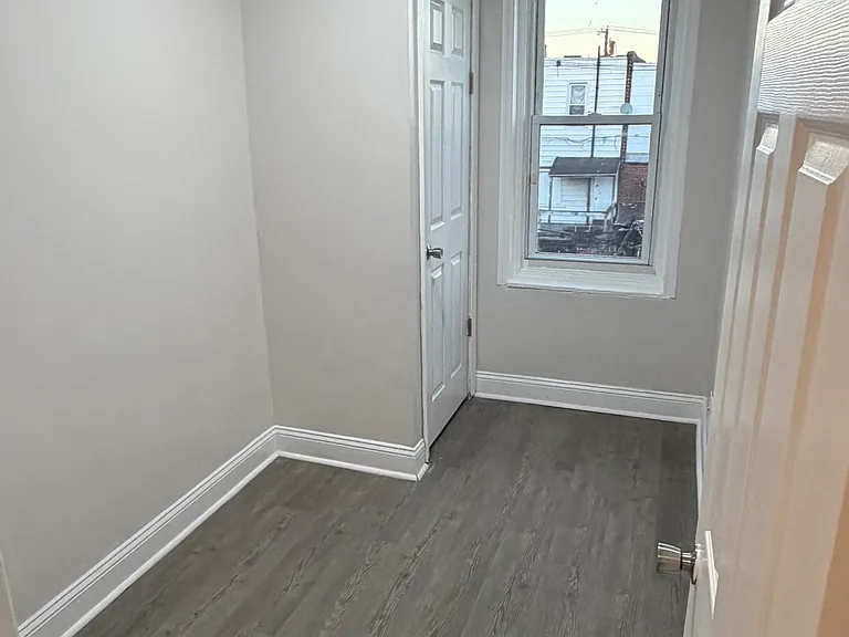 2557 Shields St — Photo 8