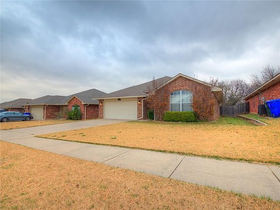 2nd image of 621 Cavecreek St