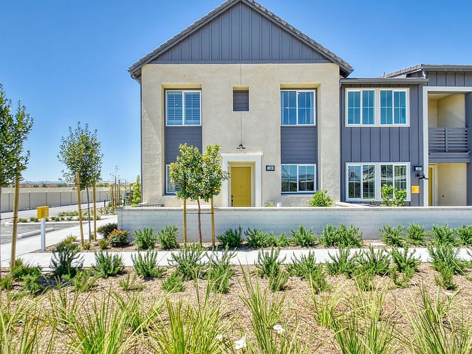 Exterior view of Citrus at Canvas Park townhomes with greenery in the community of New Haven