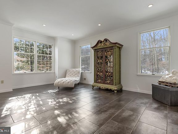 4th image of 26 Cheryl Ln