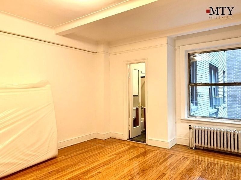 1st image of 155 E 52nd St #3