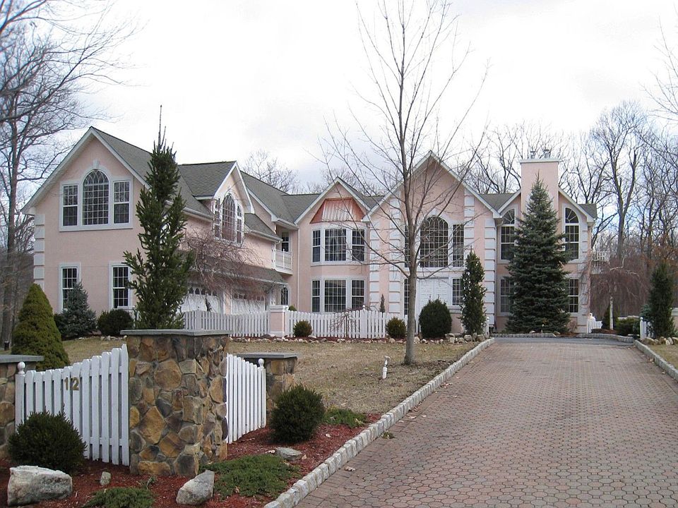 Magnificient 6 br home on culdesac in Prestigious Smoke Rise