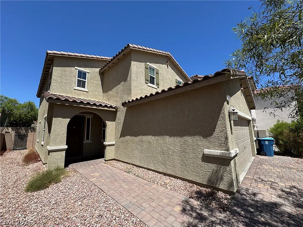 4 bed, 2.5 bath, 2331 sqft, $2,300 — Photo 2