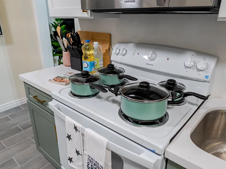 Cook like a pro with a high-quality pan in this fully equipped kitchen.