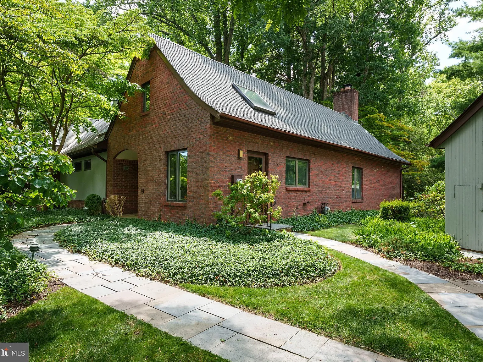 2 bed, 2.5 bath, 2433 sqft, $5,800 — Photo 2