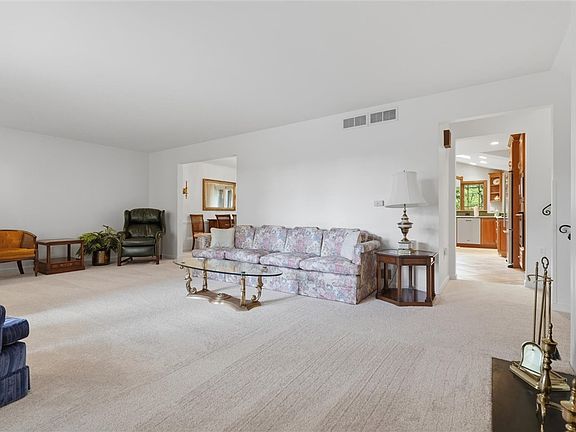 5th image of 199 Beall Dr