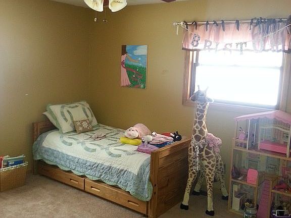 3rd image of 141 Parkview Dr