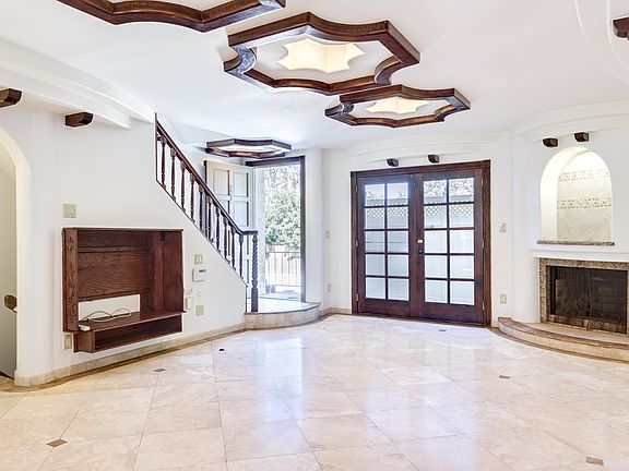 3rd image of 13959 Victory Blvd APT 11