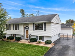 26 N Pine Ln, Glenwood, IL