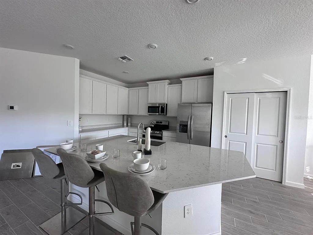 4 bed, 2.0 bath, 2268 sqft, $2,650 — Photo 2
