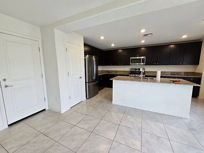 3 bed, 2.5 bath, 1995 sqft, $2,650 — Photo 4