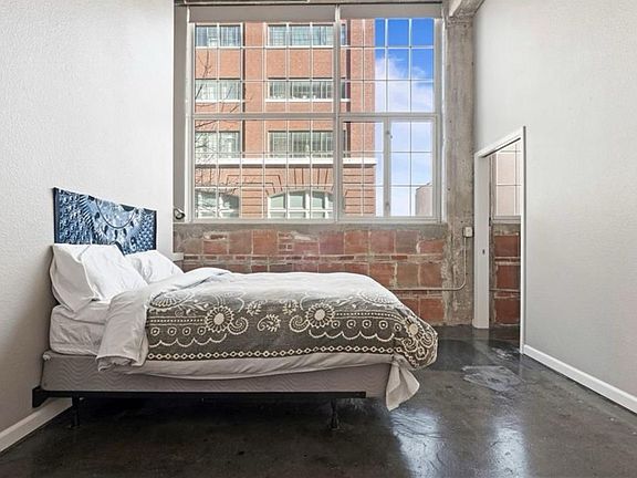 5th image of 321 W 7th St APT 205