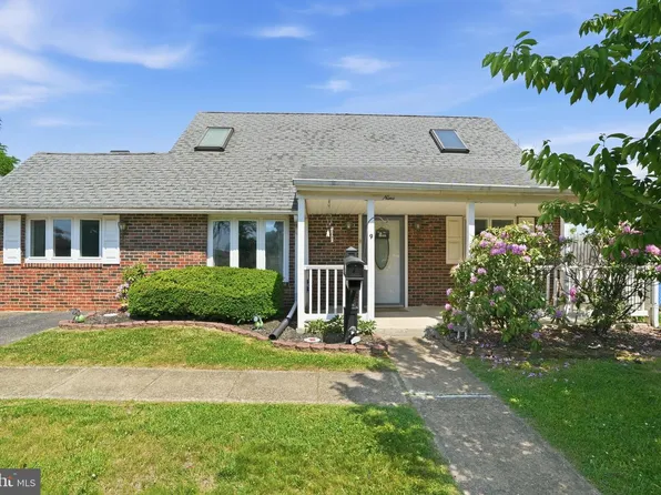 9 Violet Rd, Levittown, PA 19057