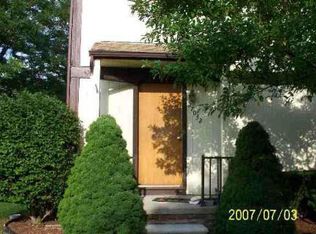 27032 Winchester St, Trenton, MI 48183