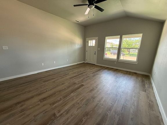 3rd image of 934 Minda St