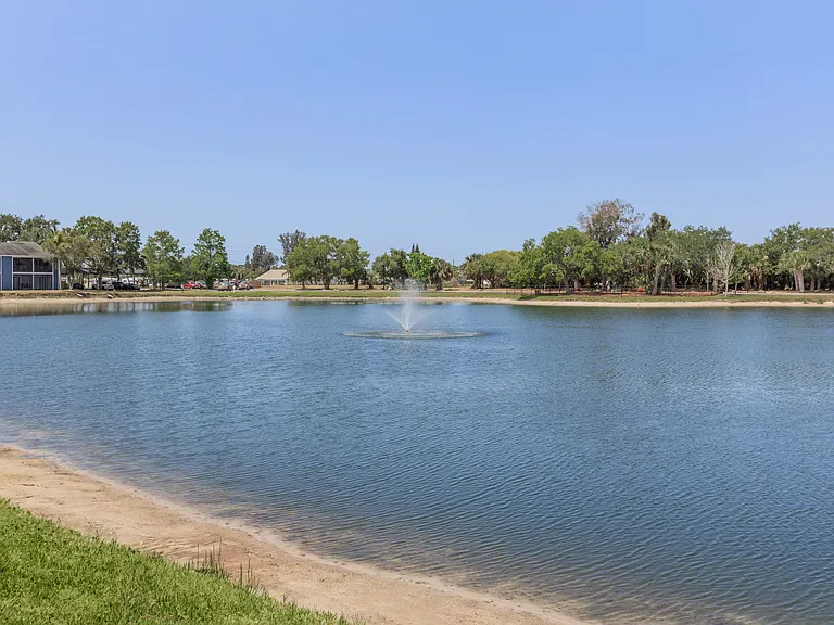 Fountain Lake Bradenton — Photo 20