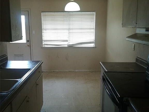 3rd image of 4907 Church St