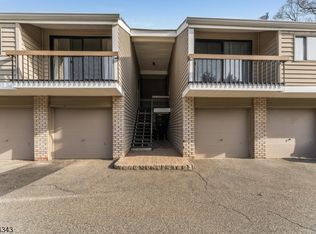3 The Cres, Clinton, NJ 08809
