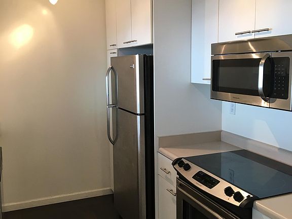 4th image of 300 3rd St APT 605