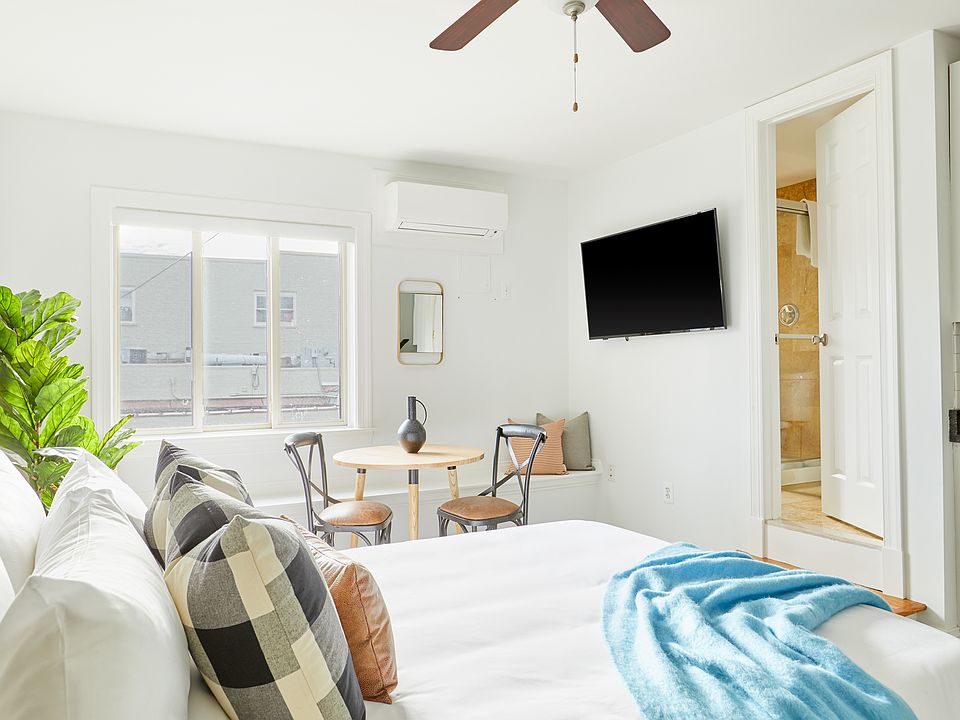 2nd image of 2415 Mount Vernon Ave #13