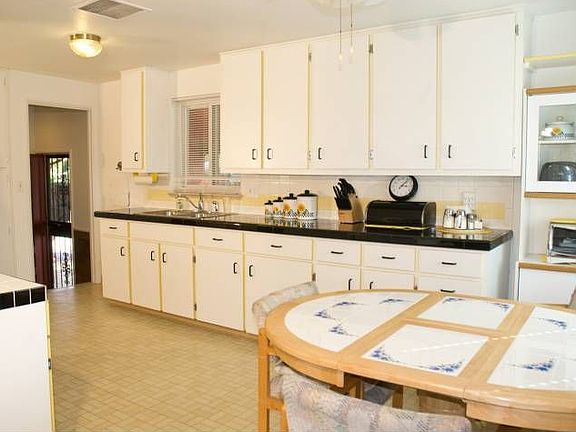 Large Eat-in Kitchen