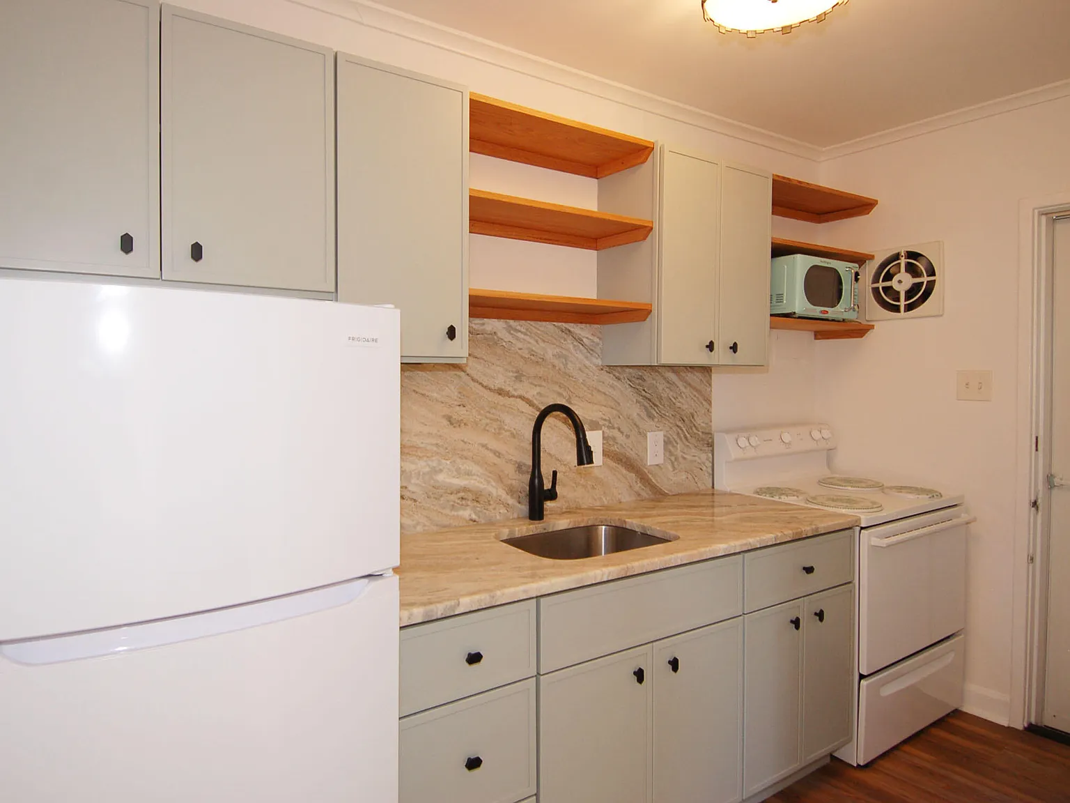 1 bed, 1.0 bath, 566 sqft, $1,300 — Photo 2