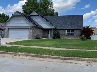 800 N Parkview Cir, Moore, OK 73170
