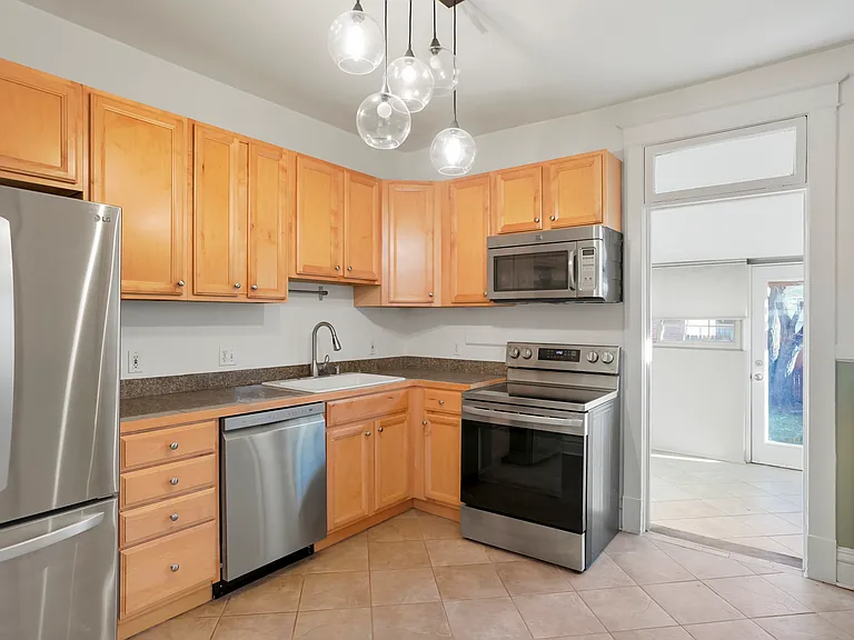 584 N Lafayette St — Photo 10