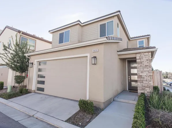 2020 N Ralph Ln, Clovis, CA 93619