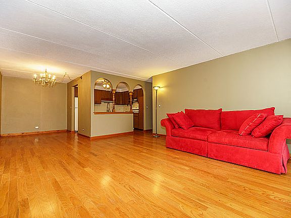 3rd image of 4660 N Austin Ave APT 106