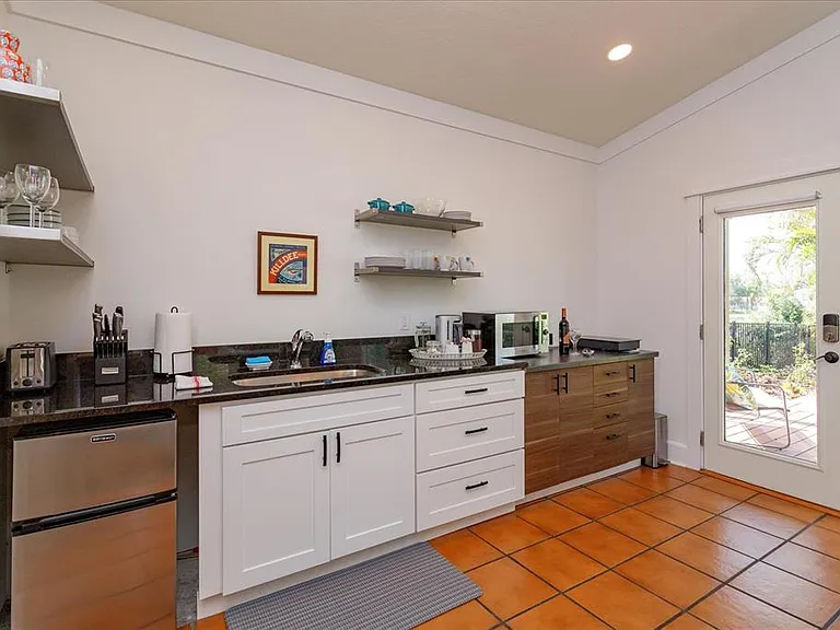 1802 Chamberlin St — Photo 3