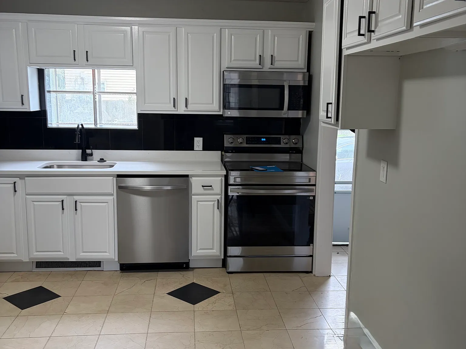 2 bed, 1.5 bath, 932 sqft, $2,500 — Photo 1