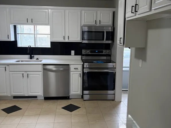 179 Pleasant Valley St APT D, Methuen, MA 01844