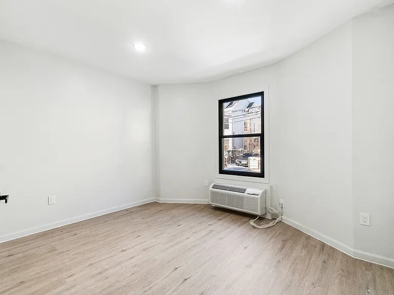 124-128 Putnam St #1 — Photo 14