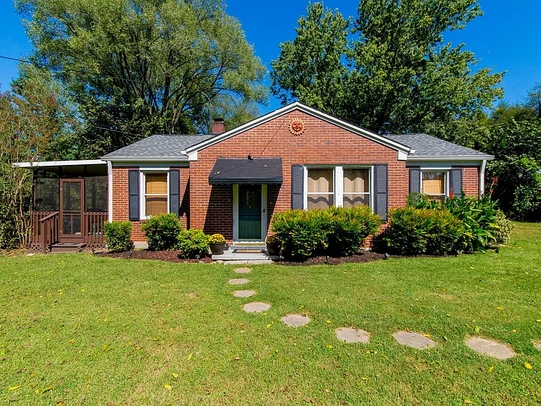 Front view of home.