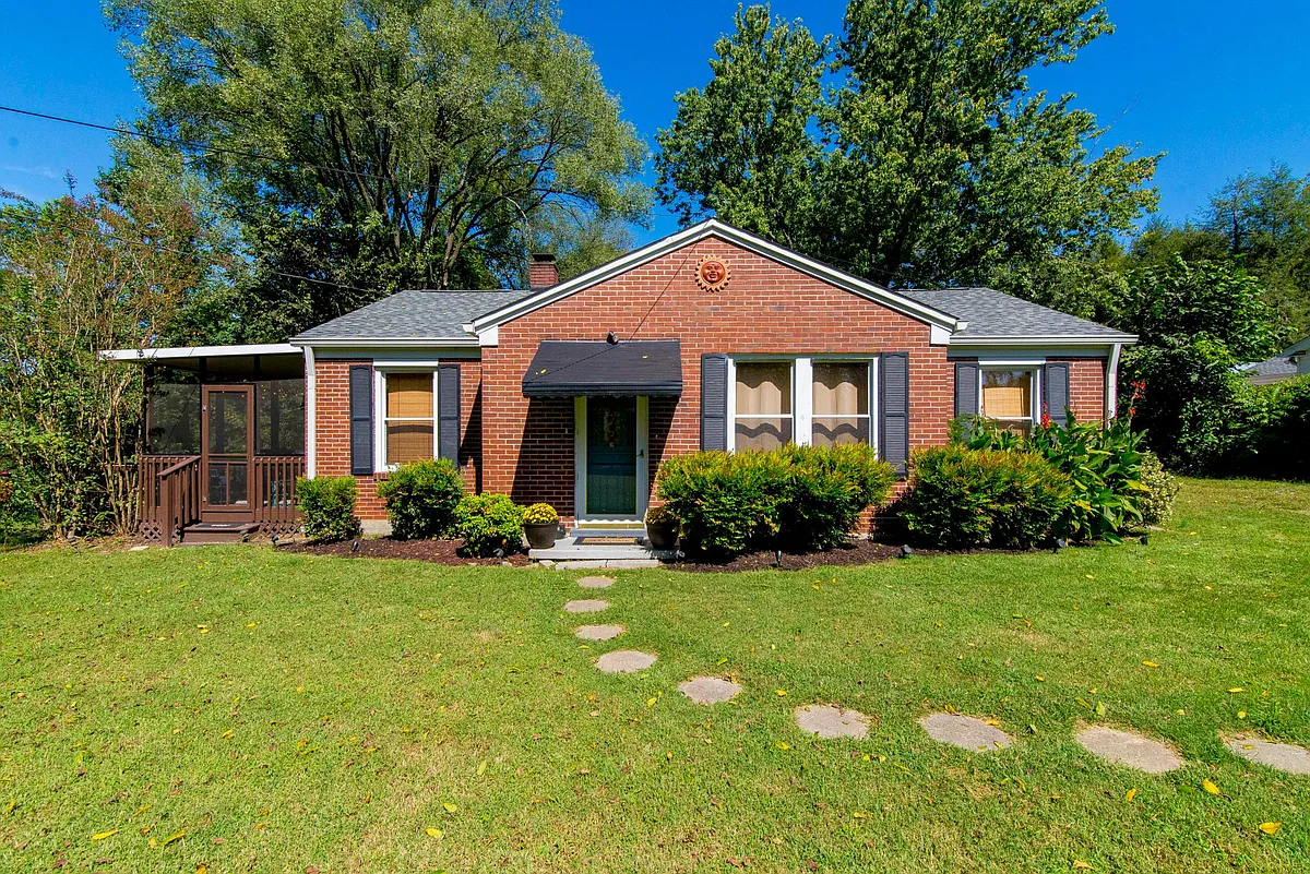 Front view of home. - 733 Greymont Dr
