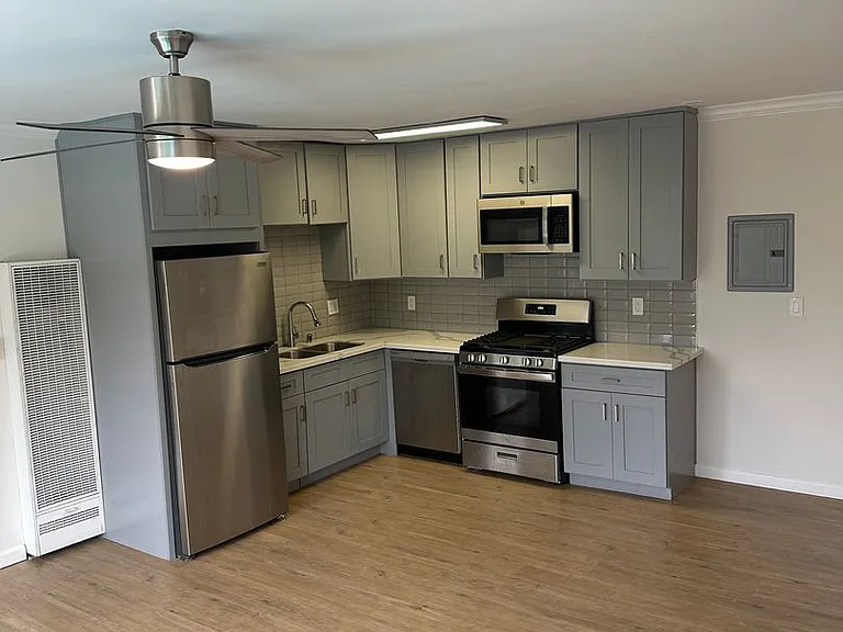 The Diplomat Apartments — Photo 21