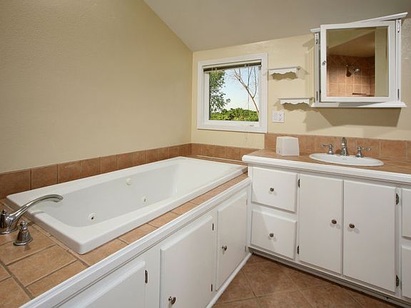 5th image of 1590 El Monte Dr