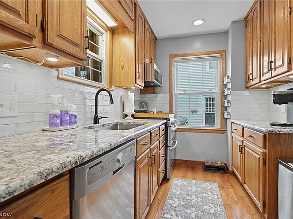 4th image of 132 Argyle Ave